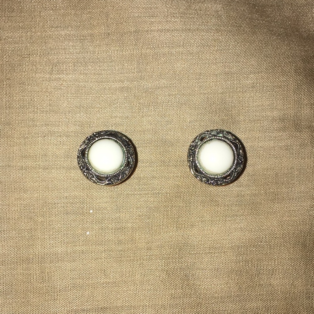 Size 0 silver plugs with a pearl inside